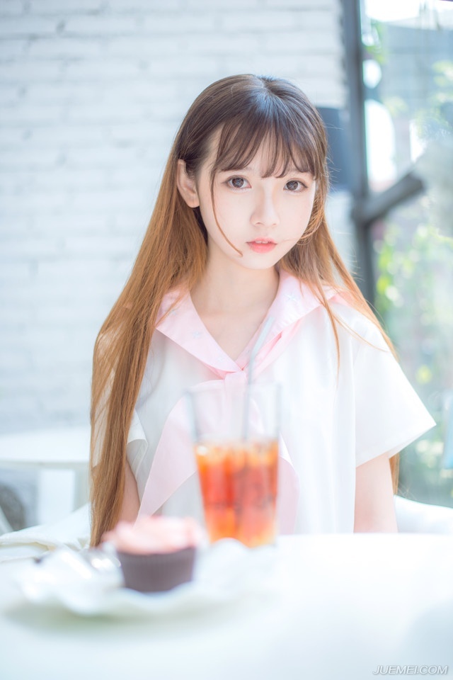 “没办法，若此时船队出行，难保江东水军不会伺机而动，如今我军的粮草，可经不起折腾。”诸葛亮闻言，也不禁苦笑一声，周瑜一死，那柴桑大营的江东水军最近可没少找麻烦，虽然大仗没有，但江夏、江陵的舟船，莫说官方的战舰，便是普通百姓的船只只要稍微靠近都可能遭到攻击或者掳掠。